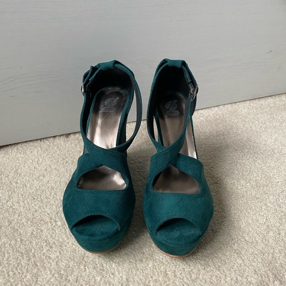 **BRAND NEW WEDGES HEELS** - Picture 2 of 8